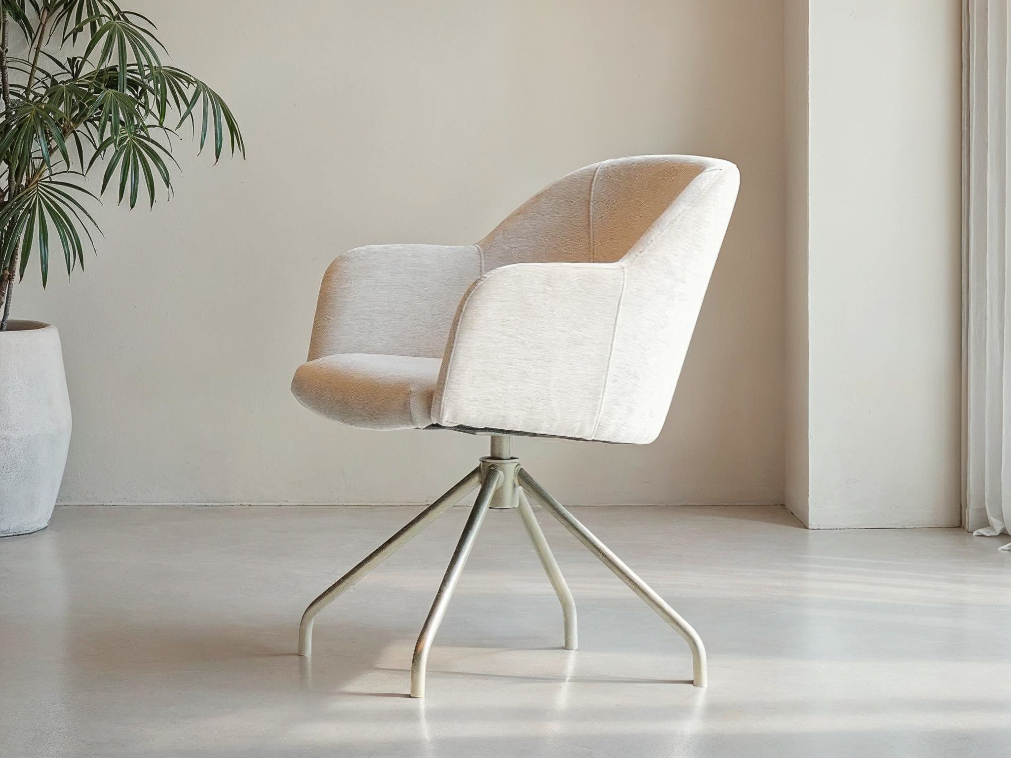 Grijs-witte eetkamerstoel met moderne tweekleurige afwerking en luxe zitcomfort