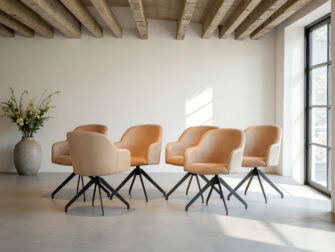 Beige eetkamerstoelen met ronde zitkuip met draaibaar onderstel