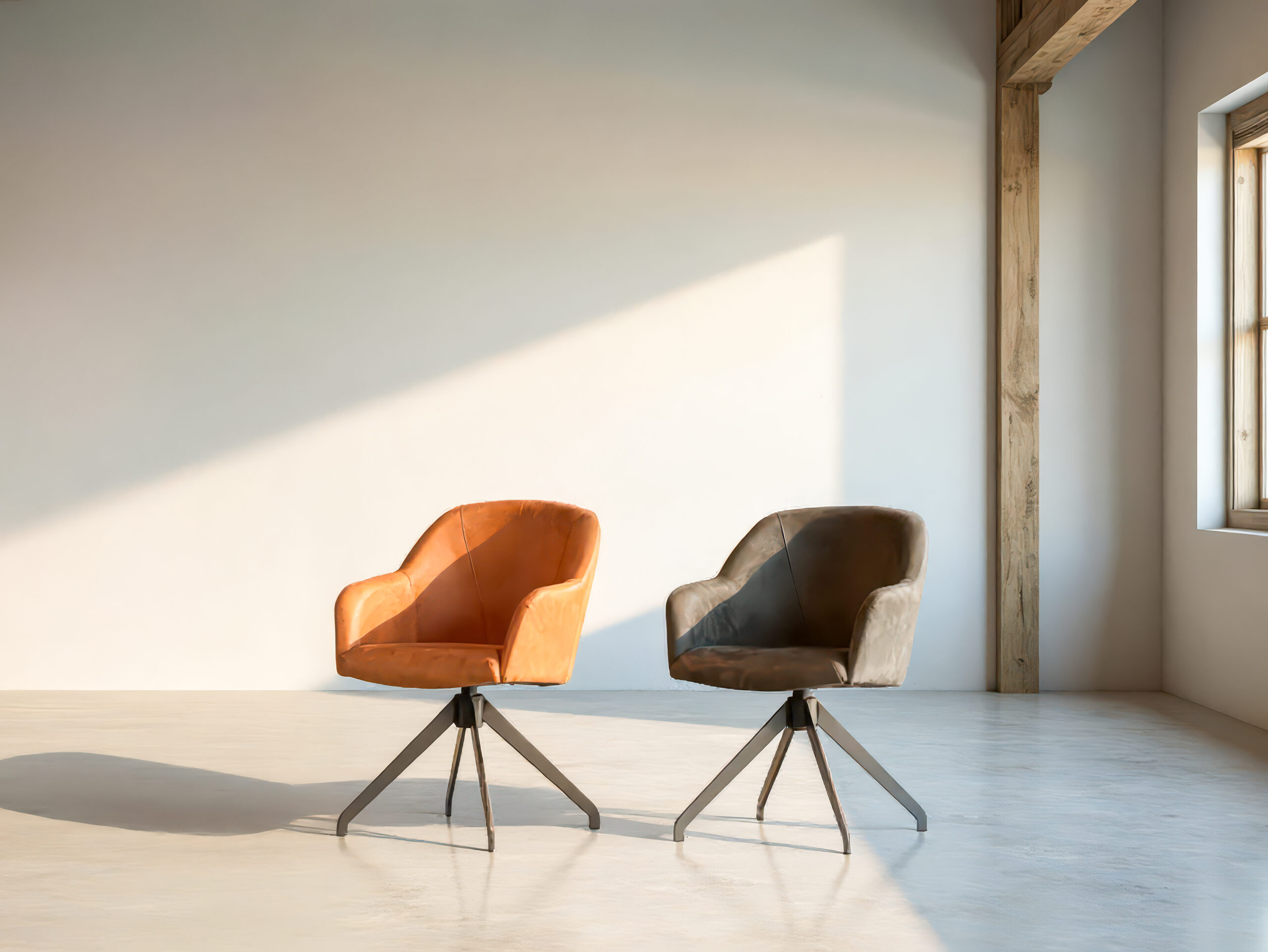 Cognac eetkamerstoel met zwarte draaipoot en autoreturnfunctie