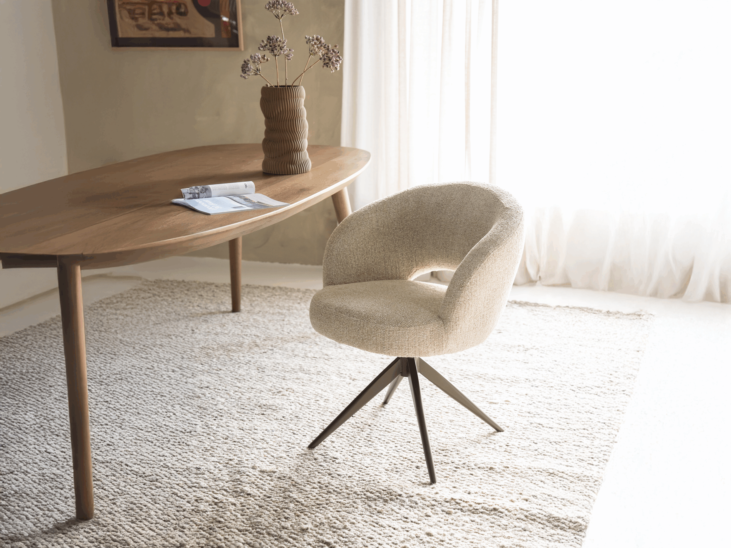 eetkamerstoel met ronde vormen in het beige