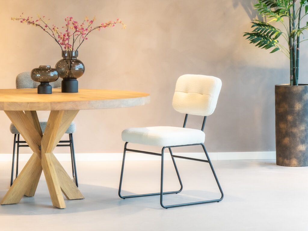 Natuurlijke eetkamerstoel in neutrale stof voor een rustige eetkamer