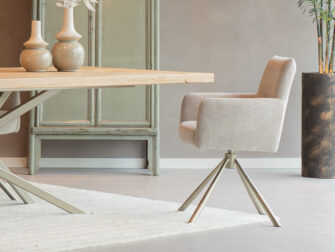 nieuwe keukenstoelen kopen met gekleurd onderstel