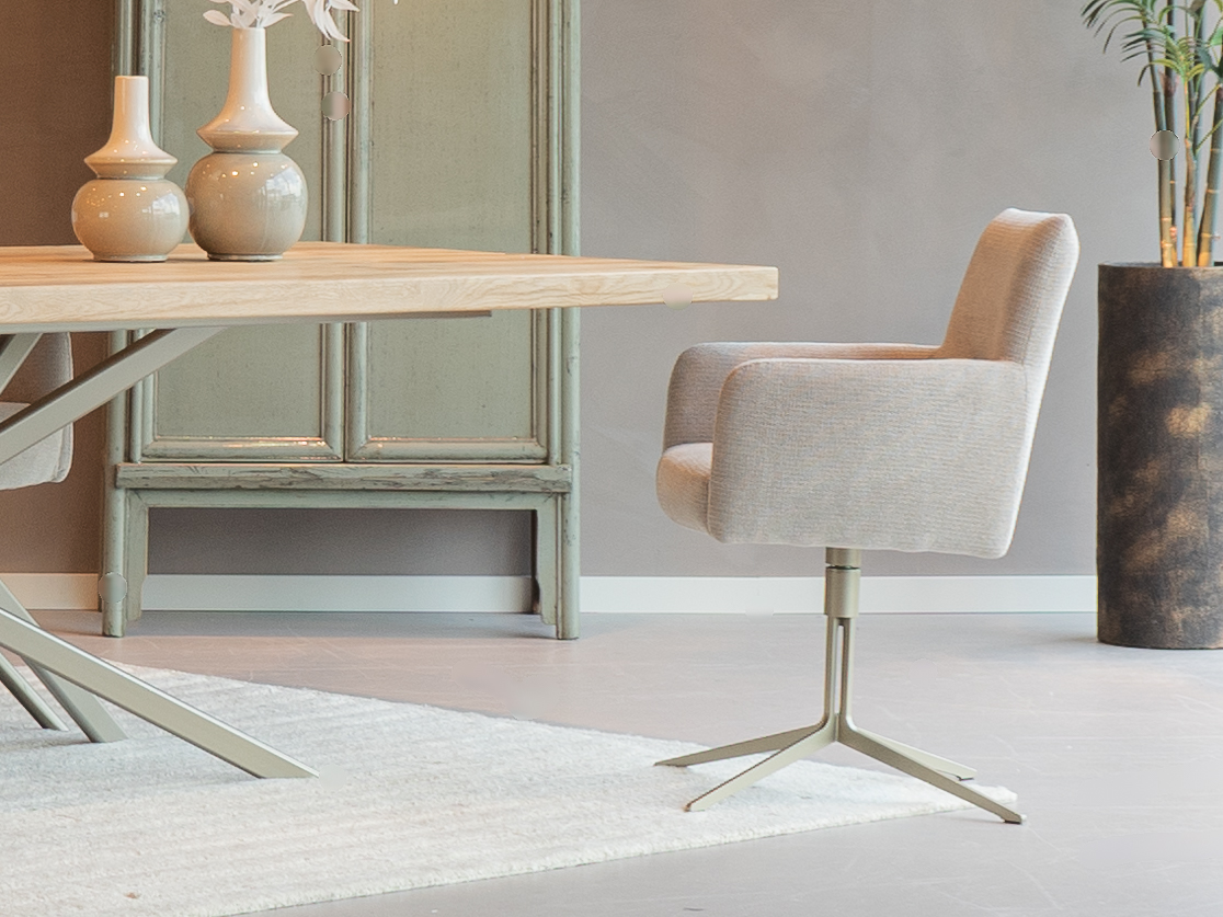 stoelen met metaal gekleurd onderstel