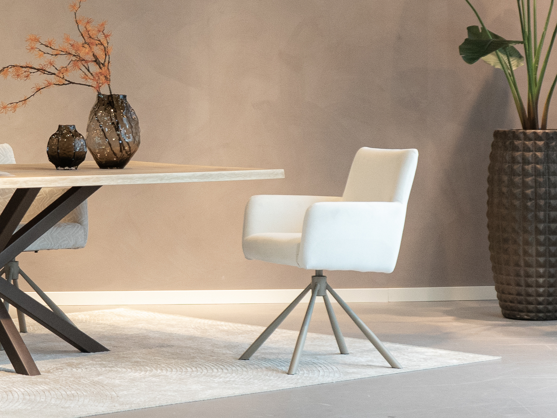 Eetkamer stoel met gekleurd frame in witte bekleding