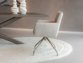 stoel met armleuningen in beige stof