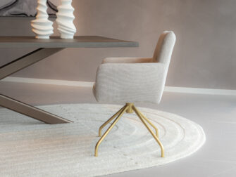Beige stoel met draaibaar goud metaalkleur onderstel