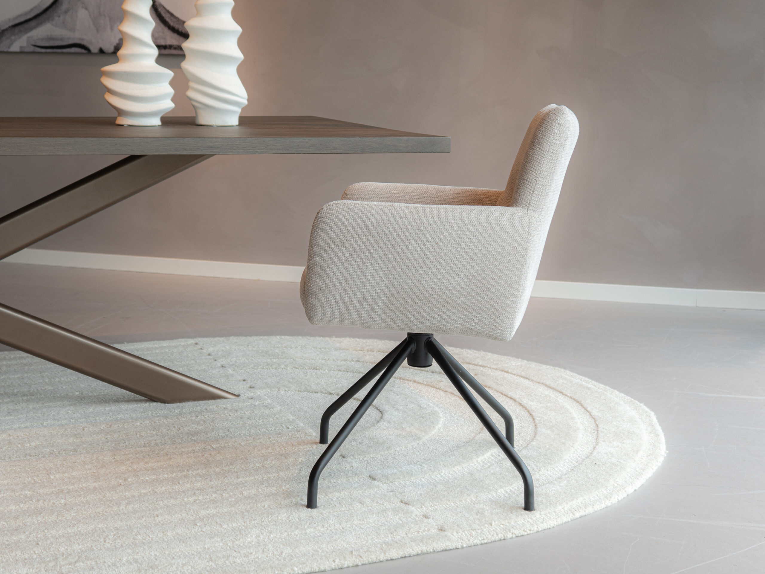 Eetkamerstoel met zwarte poten, draaibaar met autoreturn