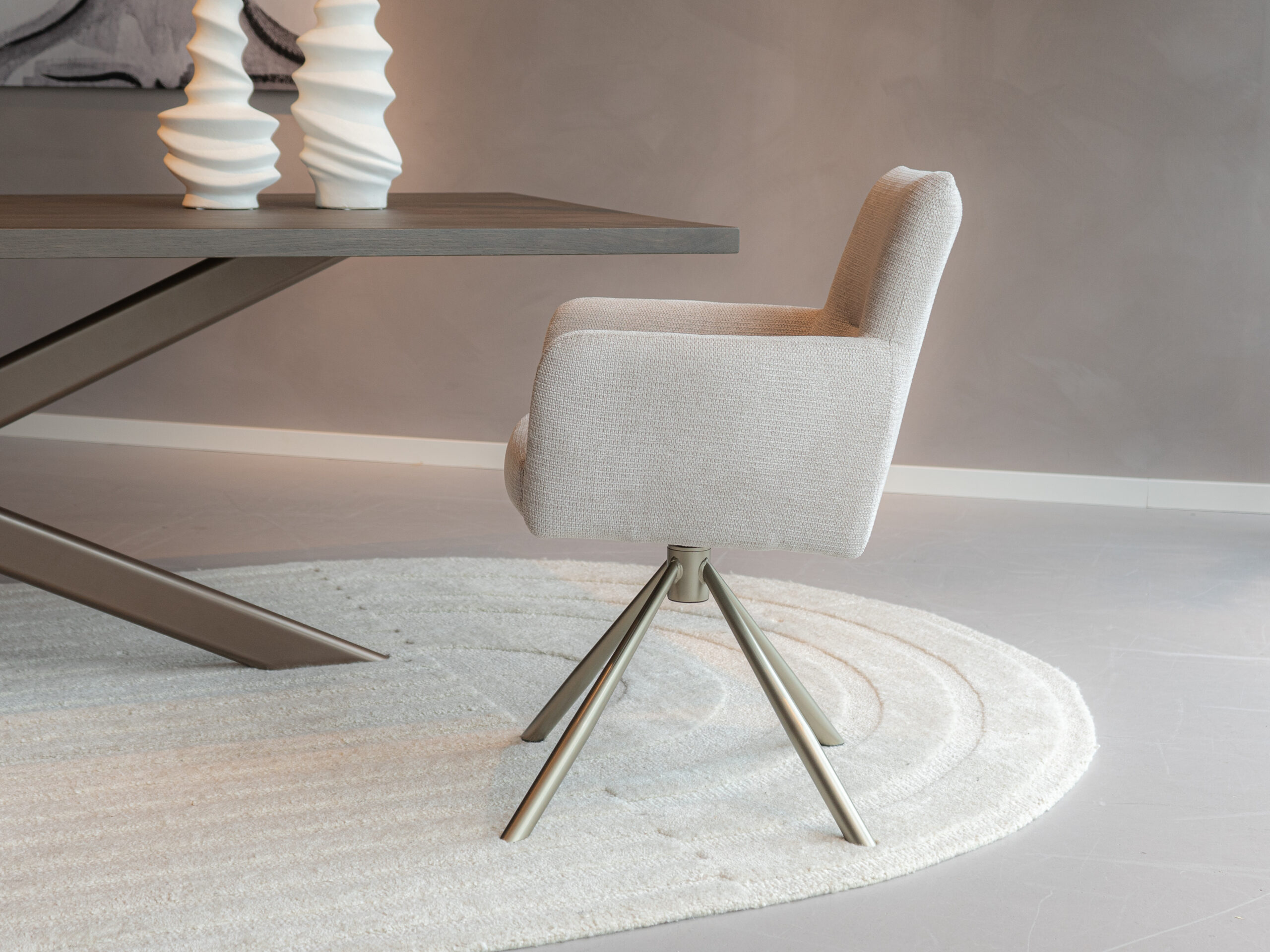 Eetkamerstoel beige met champagne onderstel