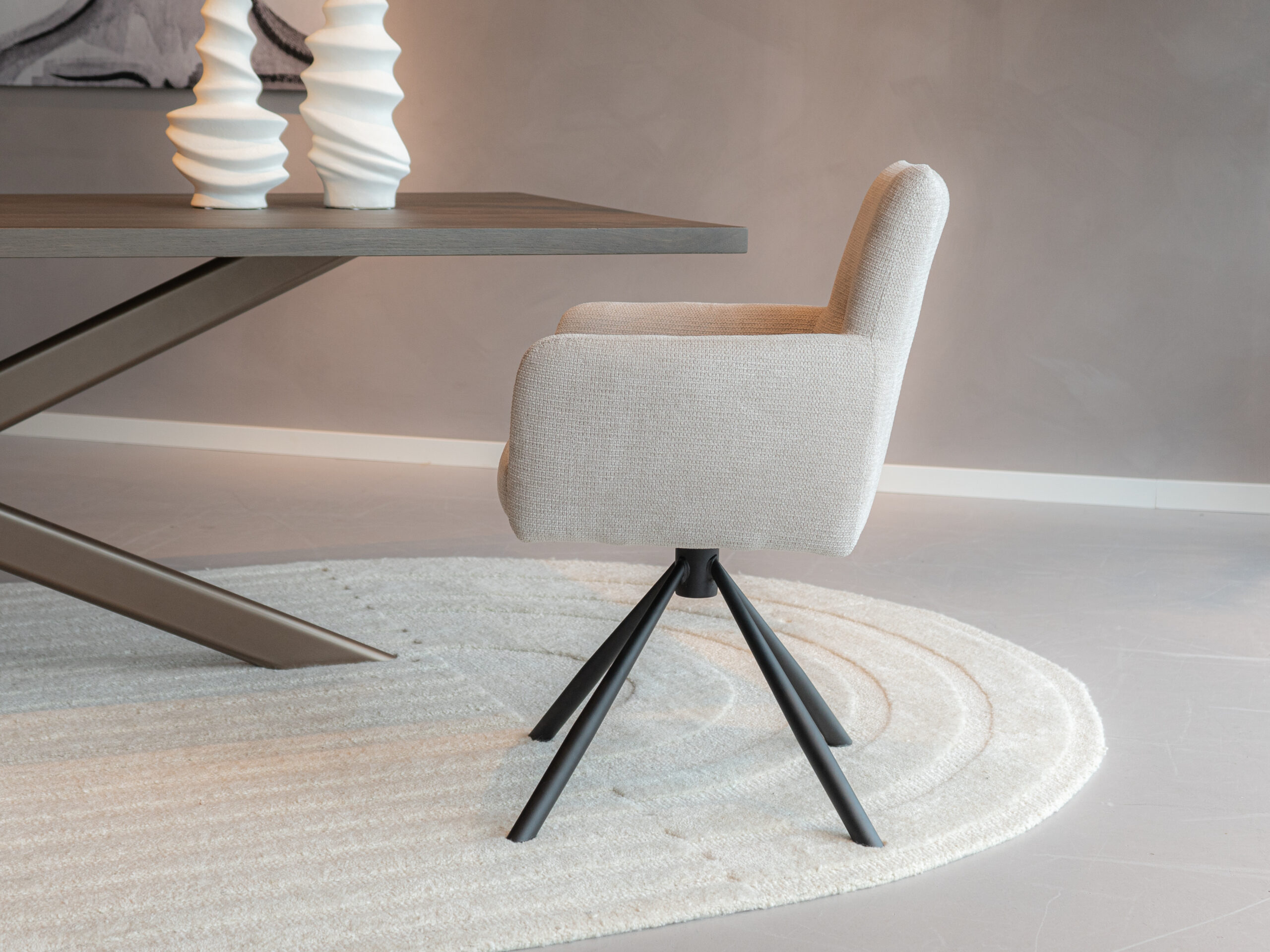 Draaibare beige stoel met zwart onderstel