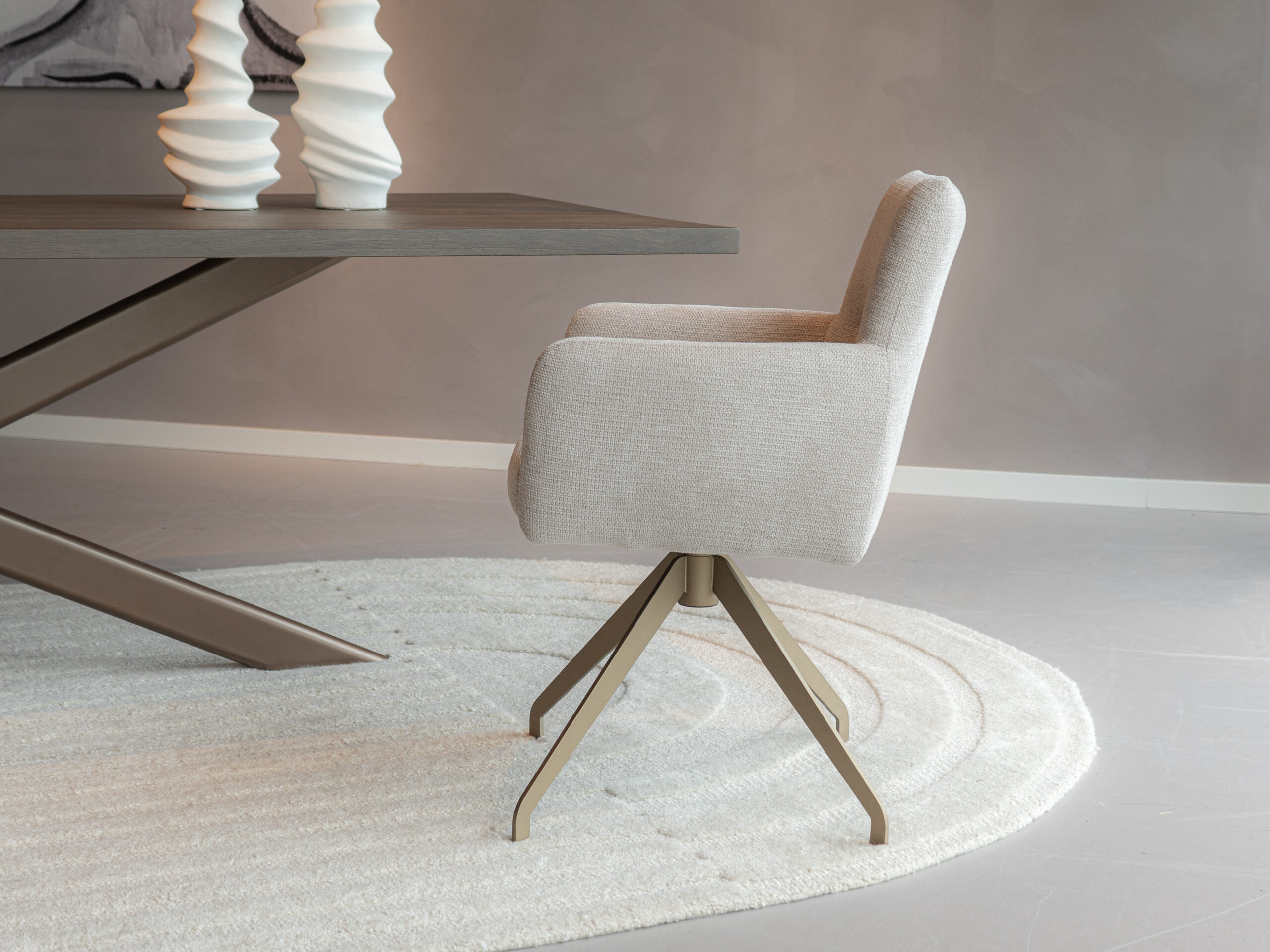 Eetkamerstoel beige met armleuning en draaibaar onderstel