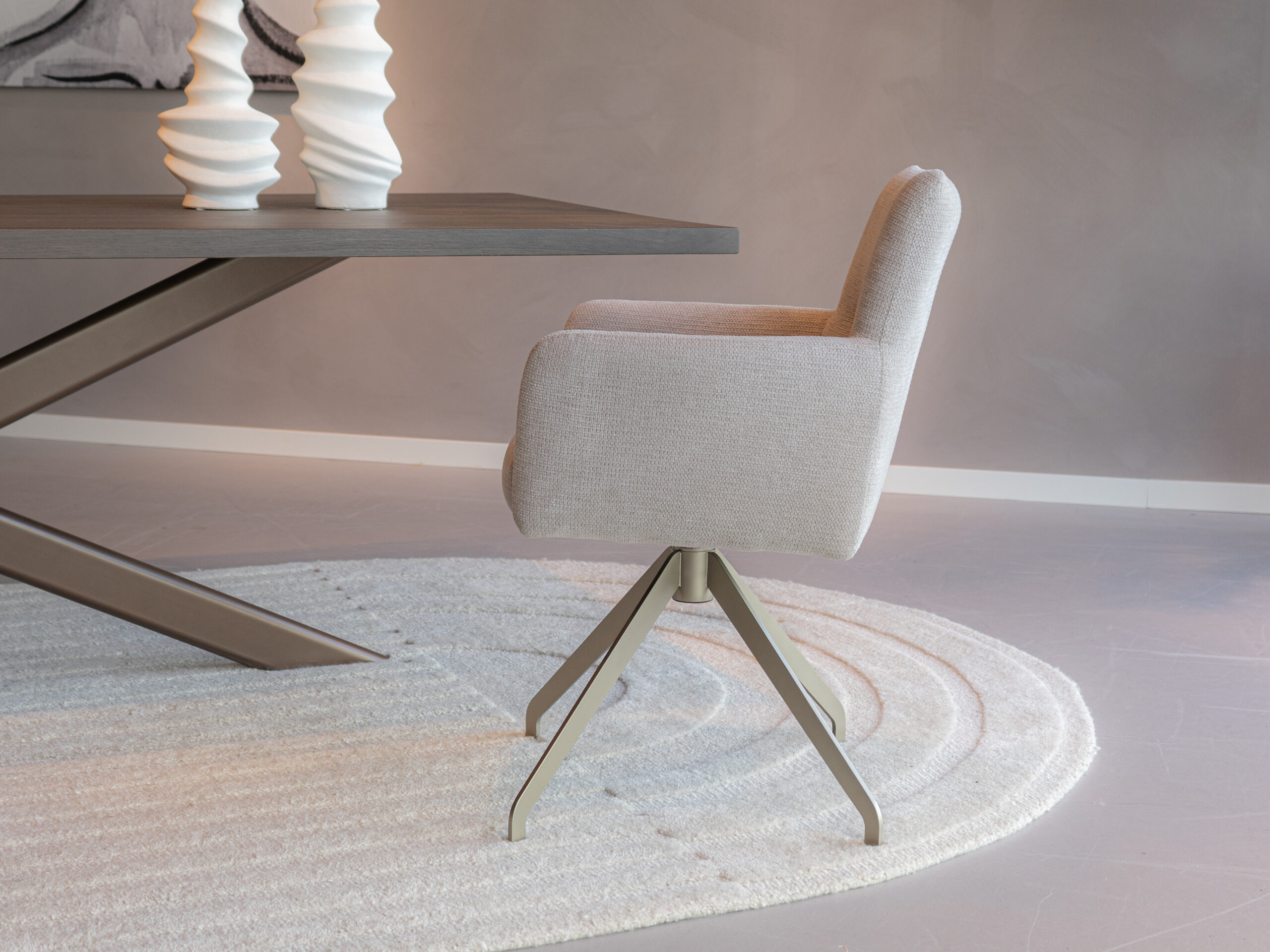 Eetkamerstoel met hoge rugleuning in beige met lichte kleur poot