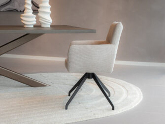 Eetkamer kuipstoel met een slank zwart draaibaar frame