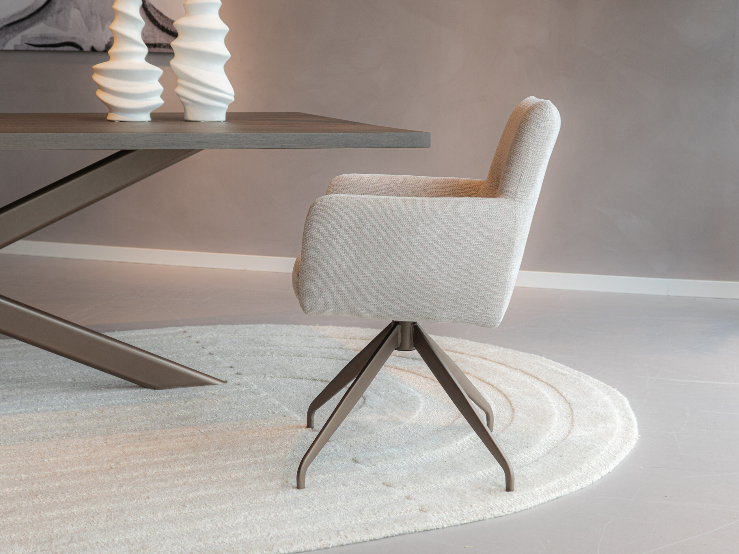 Eetkamerstoel met zachte beige stof en mocca kleurig onderstel