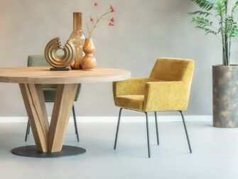 Chique eetkamerstoel Arles in luxueuze wing gold stof, ideaal voor een elegante eetkamer.