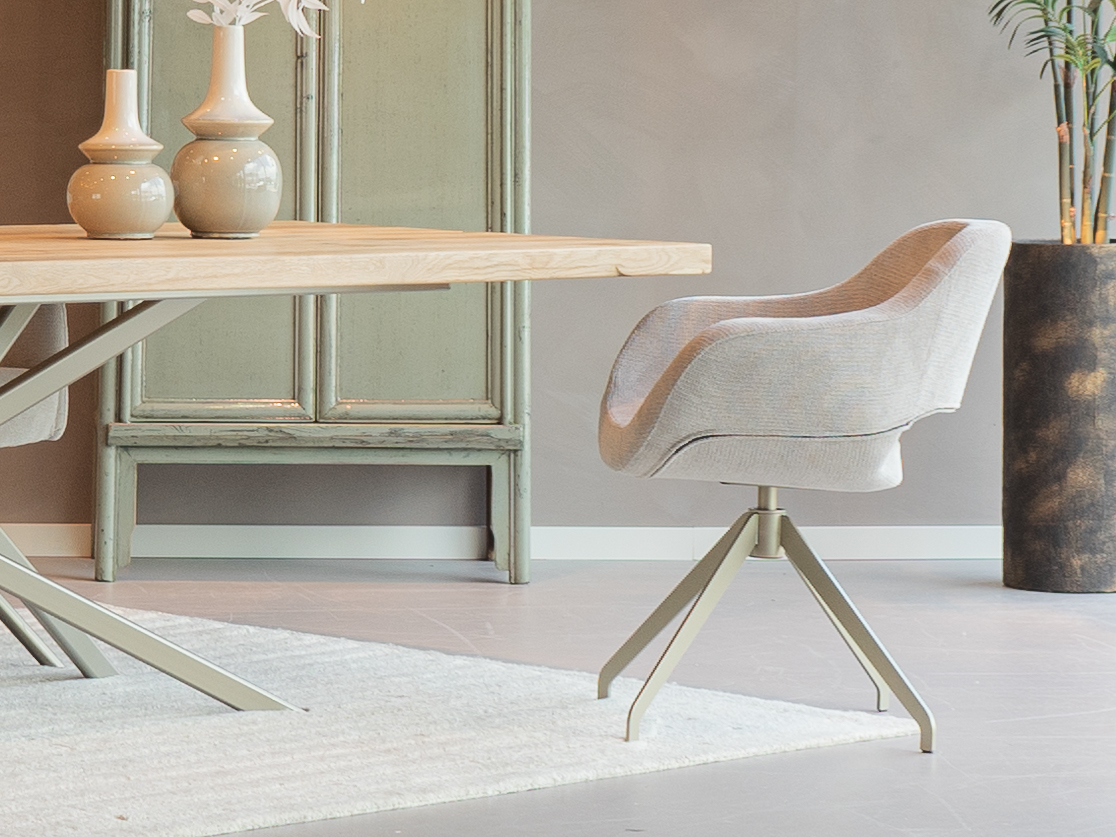 Stoel met ronde kuip en open rug in Mito stof beige en champagne onderstel