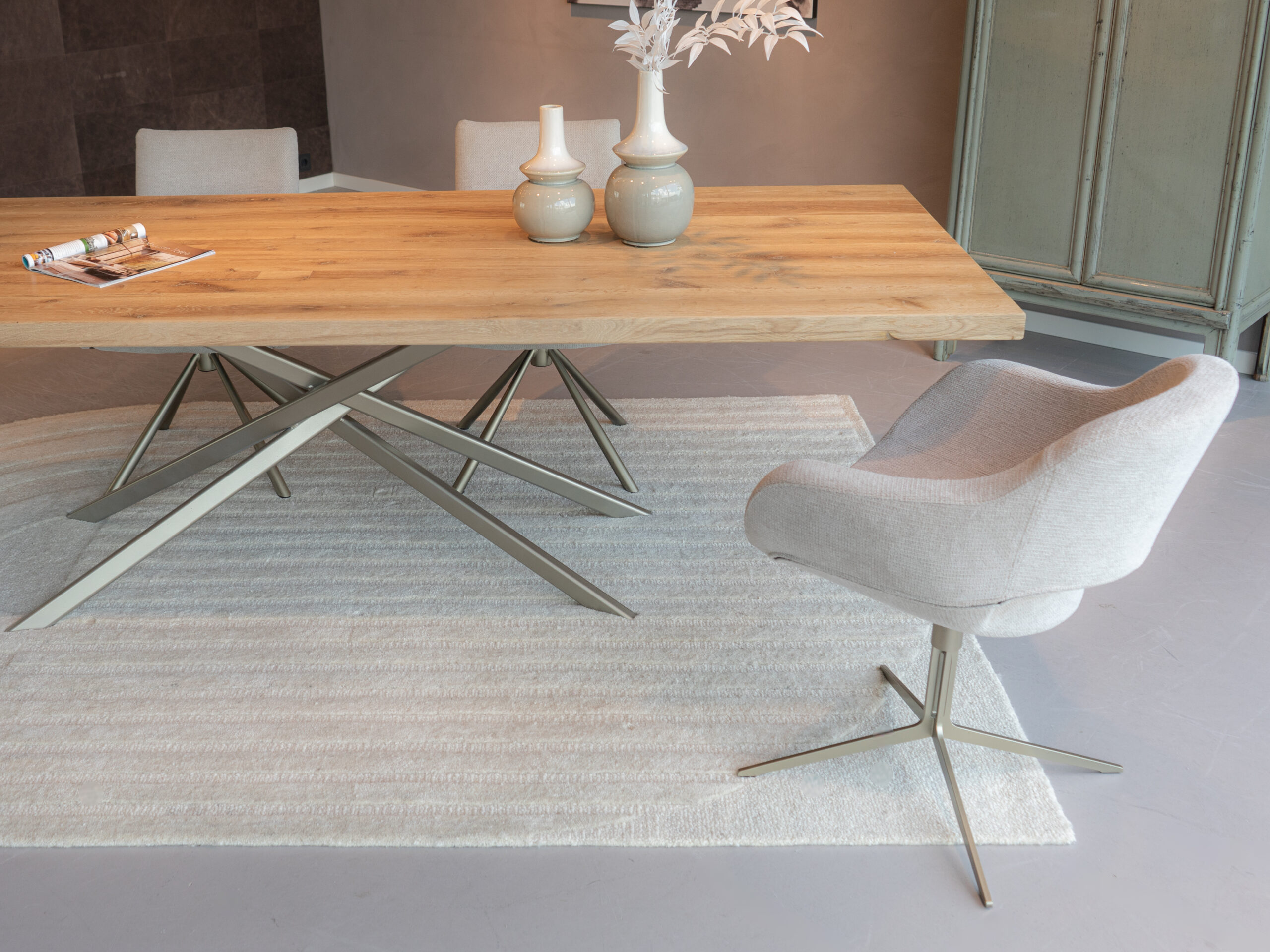 Beige eetkamerstoel met gekleurd onderstel