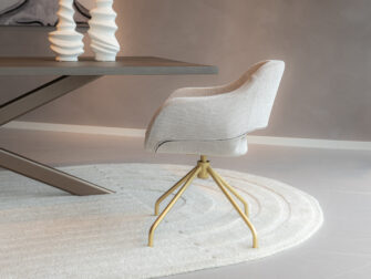 Beige eetkamerstoel met open rug en gouden onderstel