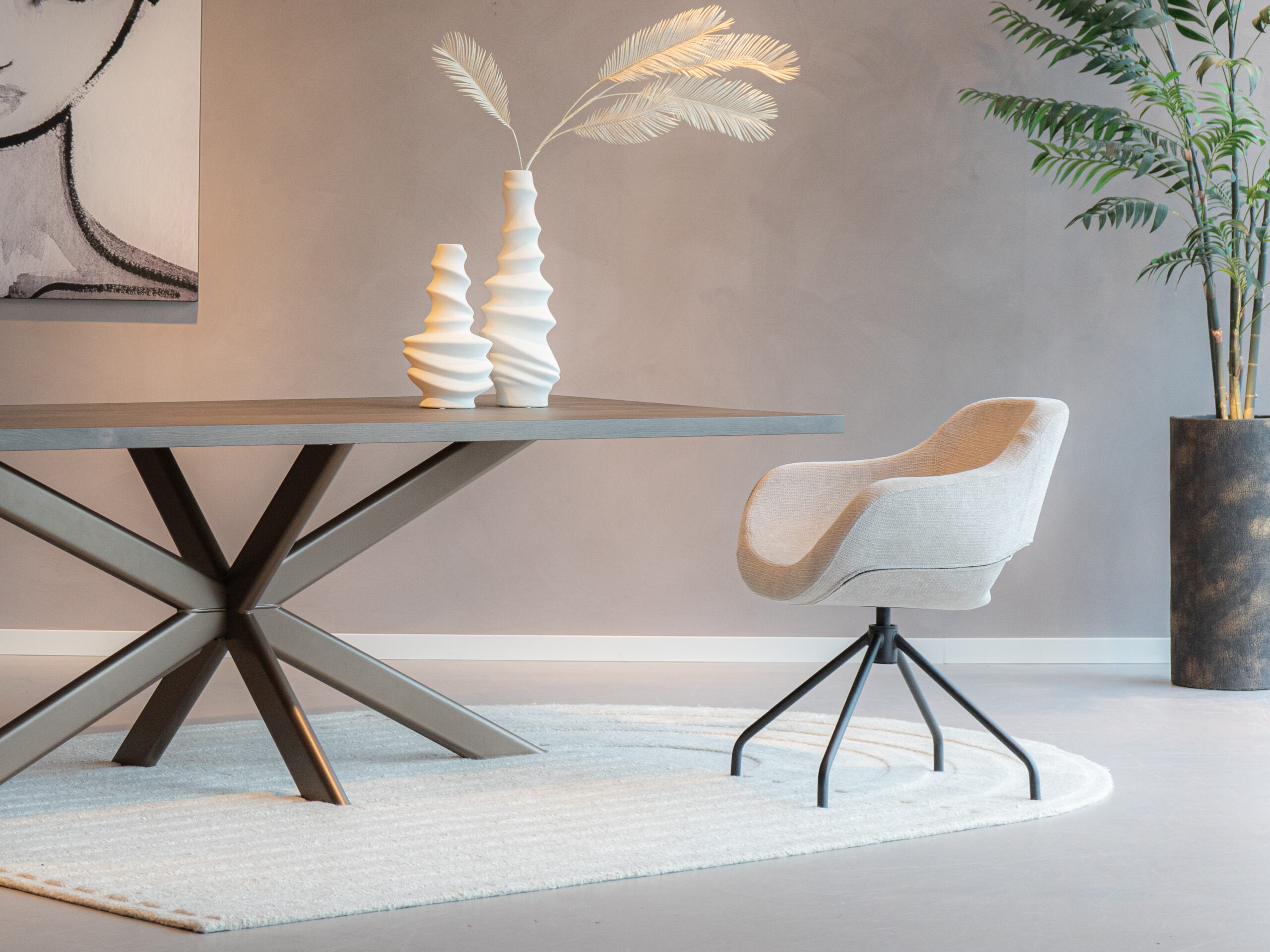 Draaistoel in beige stof met zwart draaibaar onderstel en autoreturn functie