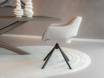 Ronde vorm eetkamerstoel in beige met zwarte draaipoot