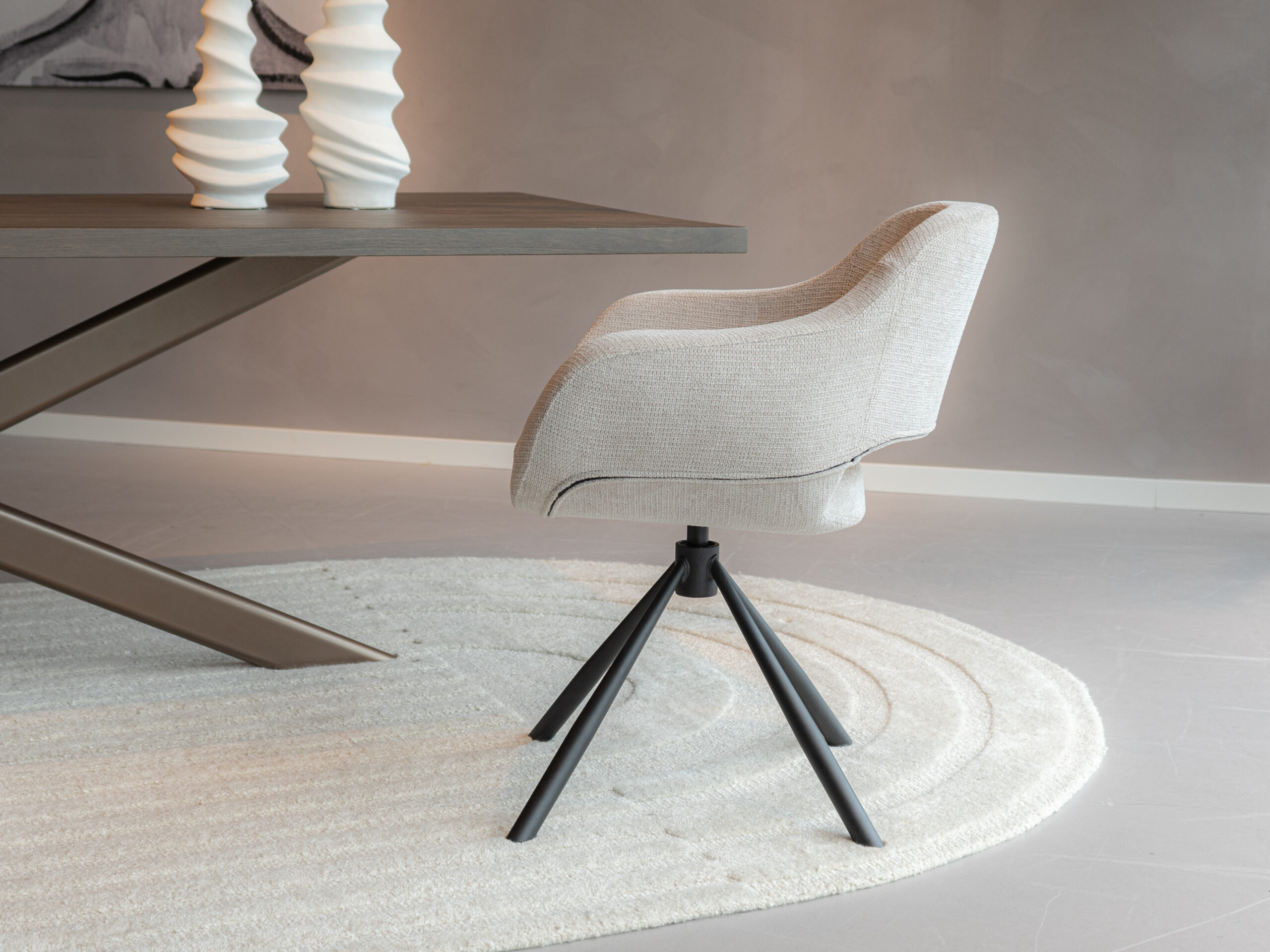 Ronde vorm eetkamerstoel in beige met zwarte draaipoot