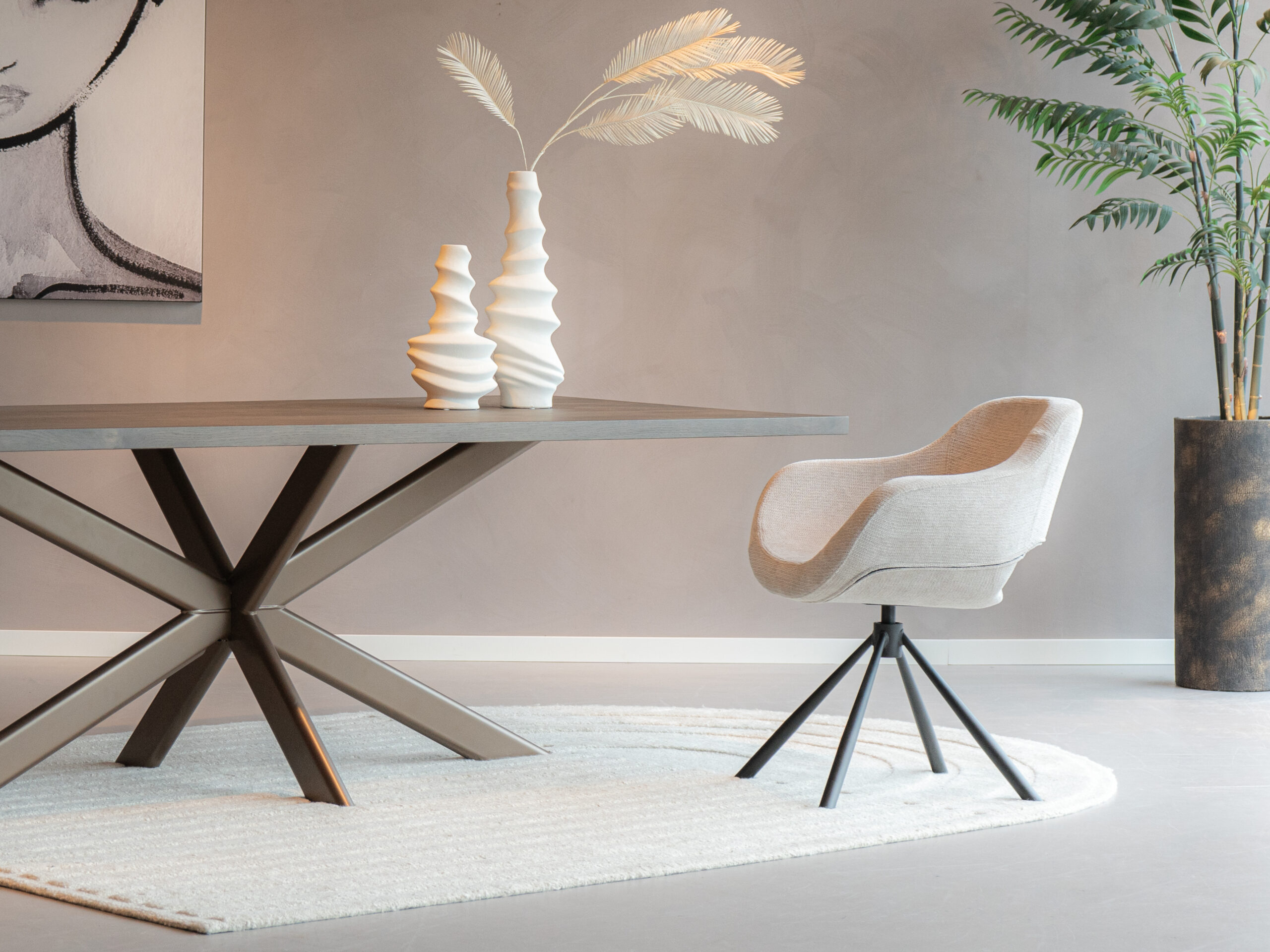 Moderne eetkamerstoel in beige stof met autoreturn functie