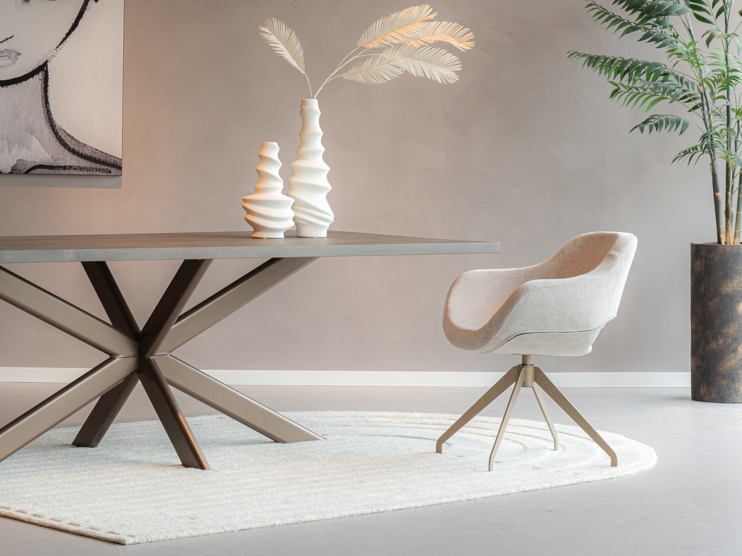 Ronde kuipstoel in beige met brons antiek frame