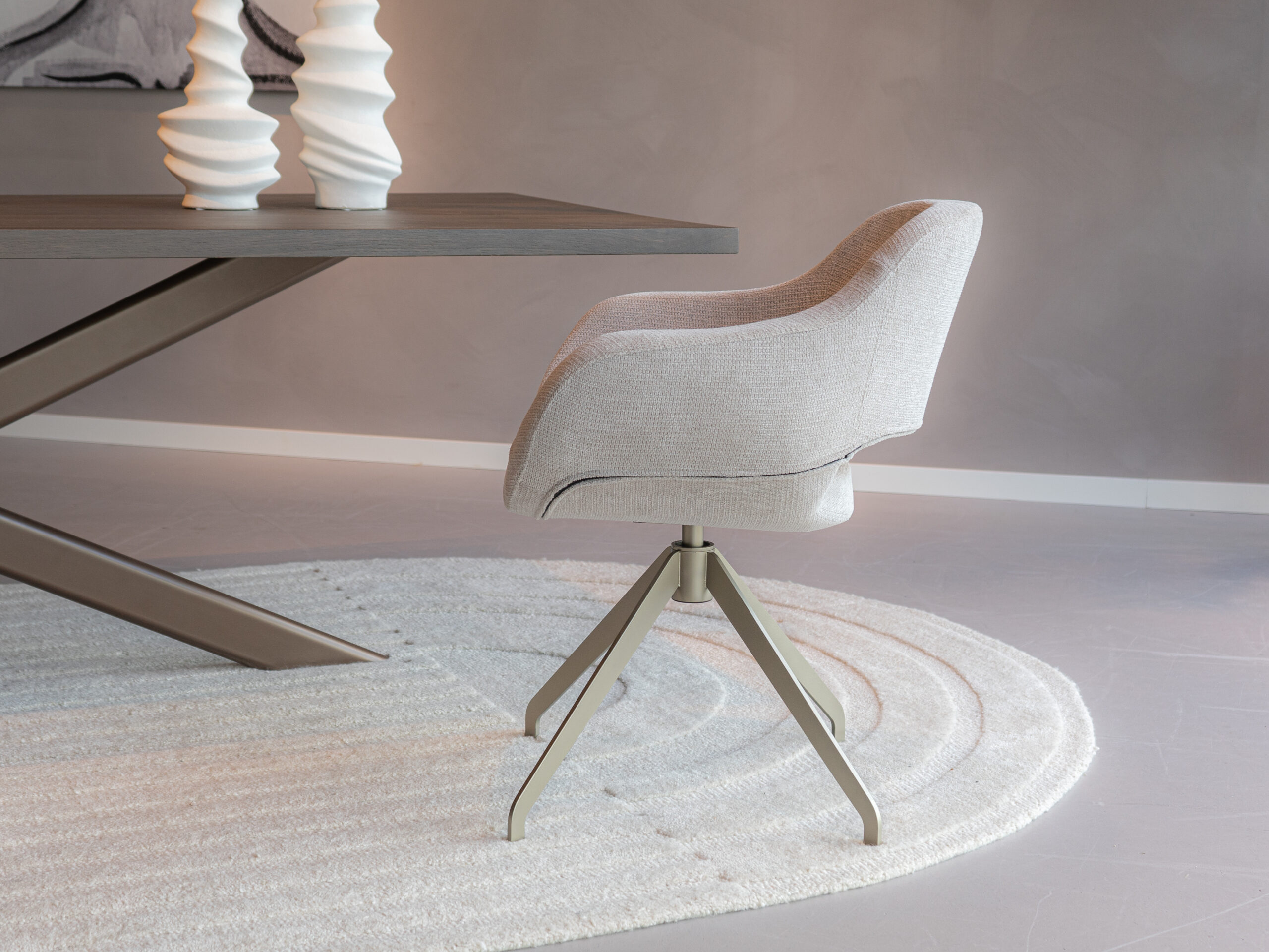 Eetkamerstoel in beige met zachte stof en champagne draaipoot
