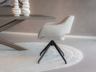 Eetkamerstoel zelf samen stellen met beige stof en zwarte draaipoot