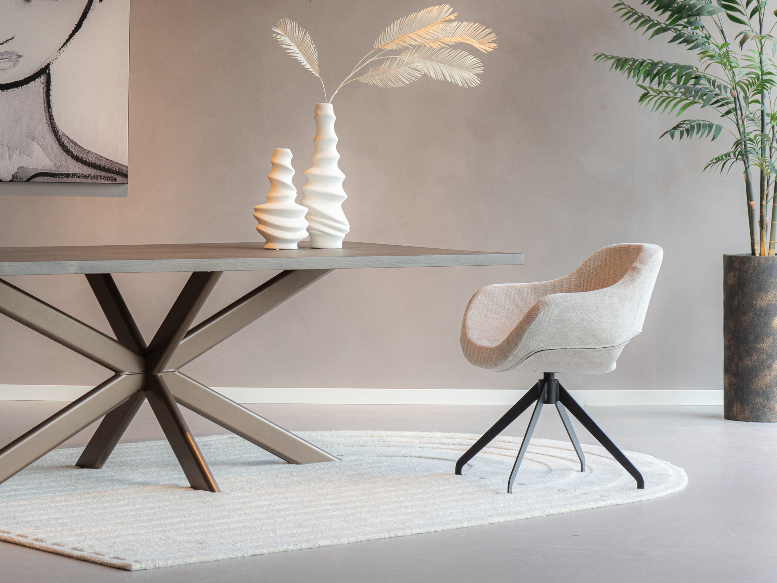 Beige eetkamerstoel met rondingen en open rugleuning