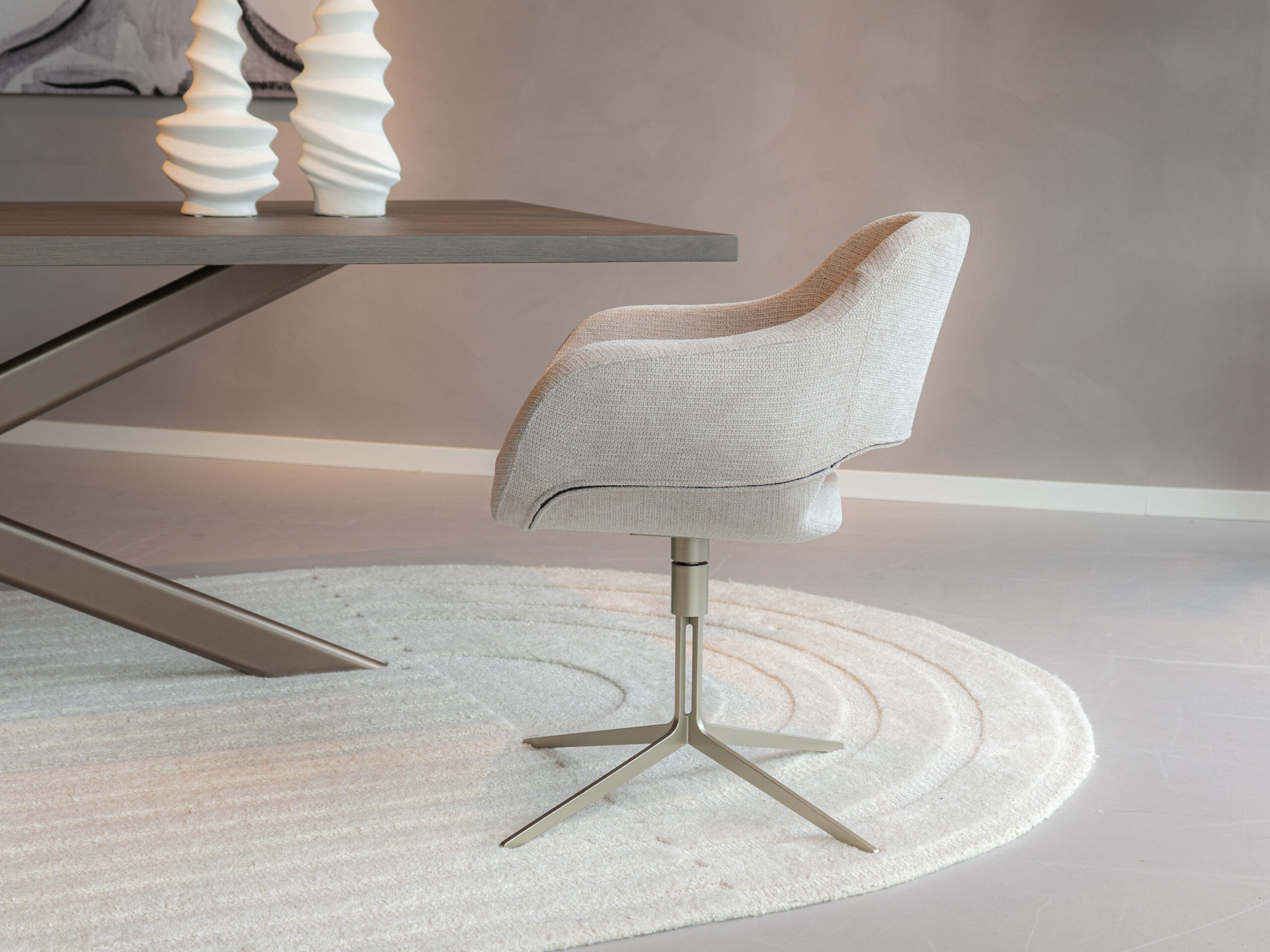 Beige stoel met draaibaar metaalkleur champagne onderstel