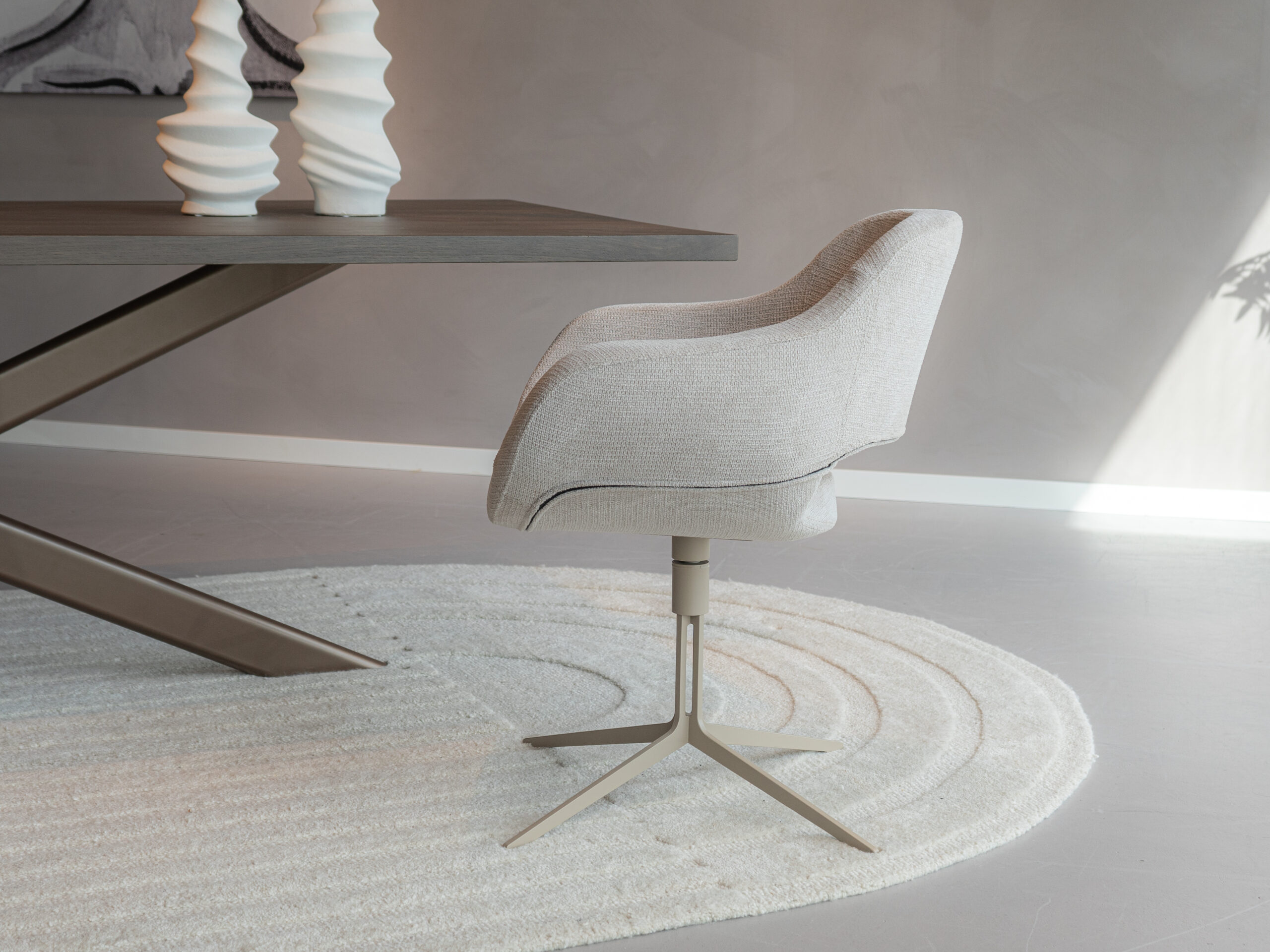 Eetkamerstoel met zachte beige stof met draaibaar onderstel