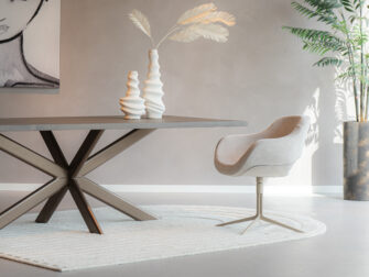 Stoffen beige eetkamerstoel met ronde zitkuip en draaibaar onderstel