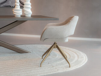 Luxe draaibare eetkamer stoelen met brons antieke draaipoot