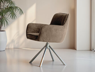 Eetkamerstoel Athene - Eppic select gerra pale - onderstel c - metaalkleur champagne Crèmekleurige eetstoel met strakke lijnen en zachte bekleding