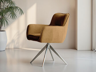Cognac gele eetkamerstoel met warme uitstraling