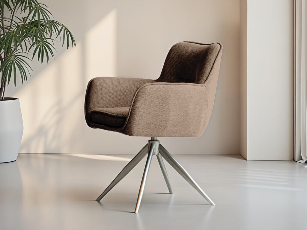 Eetkamerstoel met zachte zandkleurige bekleding en zwart metalen onderstel