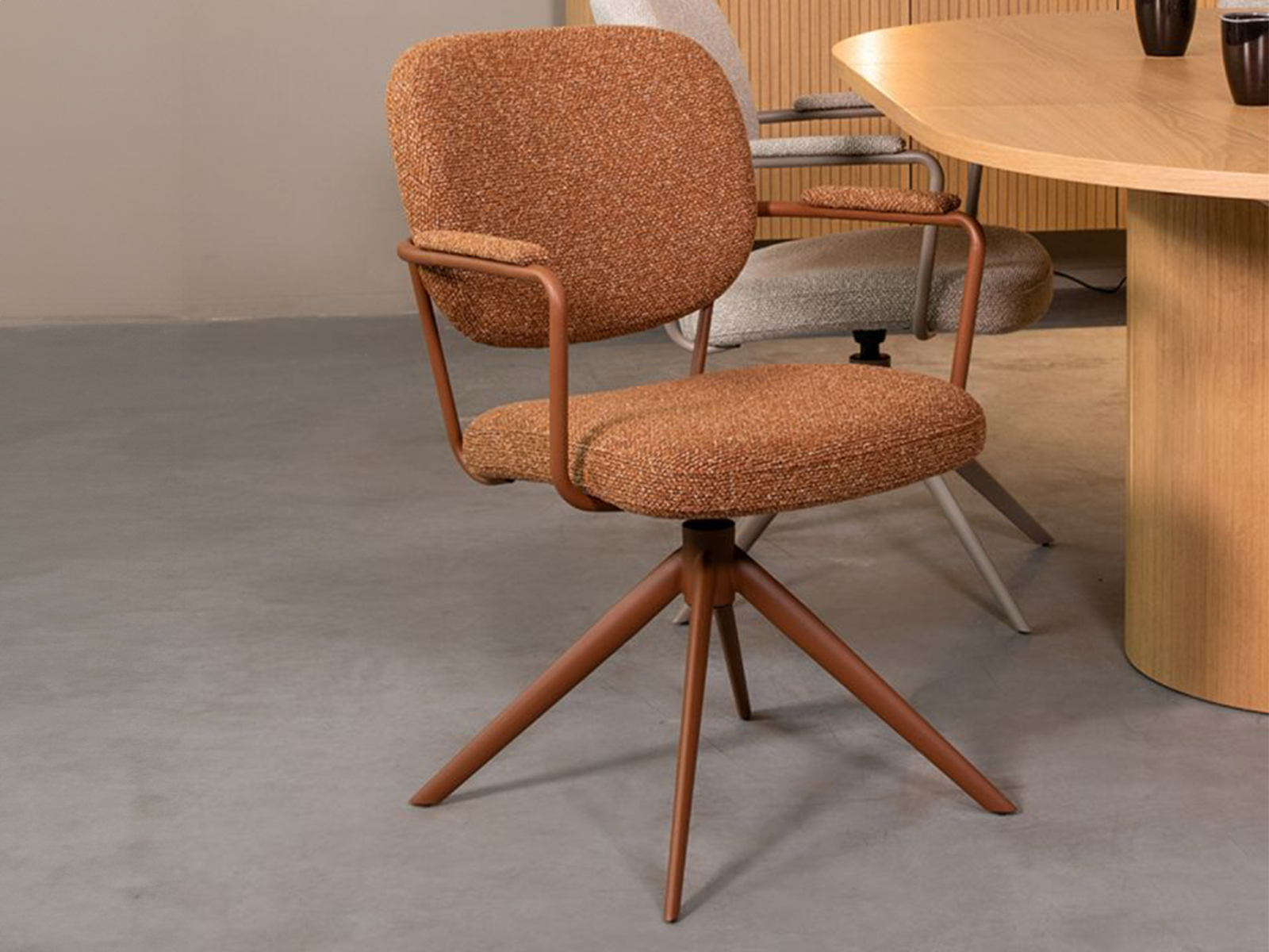 Eetkamerstoel in coral Boucle met metalen onderstel in terra kleur en armleuningen