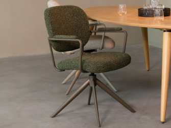 Eetkamerstoel Axton - forest - met arm - metaalkleur dark green Stijlvolle eetkamerstoel met draaibare poten in donkergroen met zachte Boucle stof
