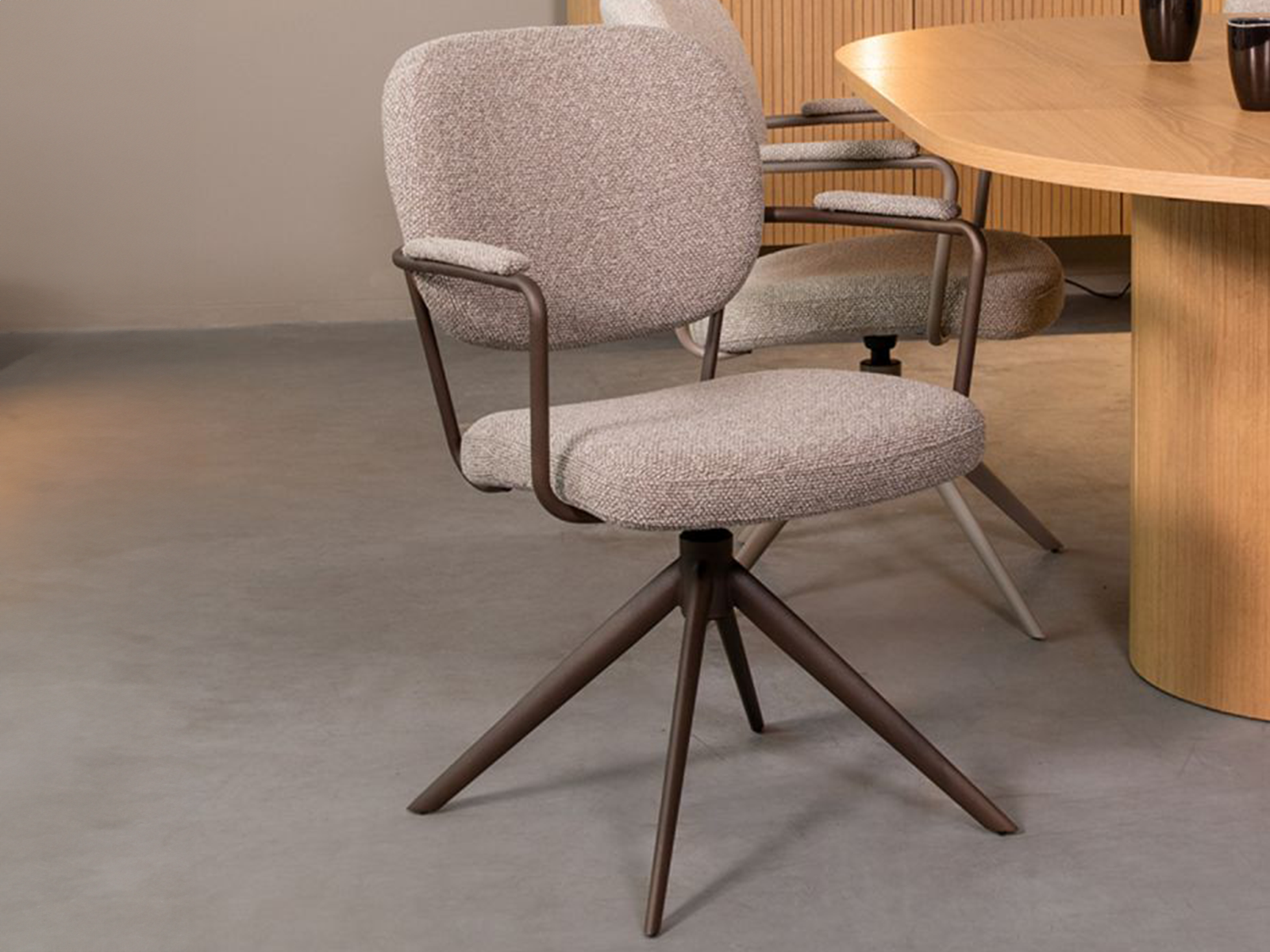 Comfortabele eetstoel met stevige bronzen poten en zachte mushroom Boucle bekleding