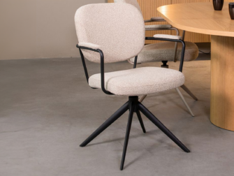 Eetkamerstoel Axton - naturel - met arm - metaalkleur zwart Eetkamerstoel in naturel Boucle met armleuningen en een zwart metalen onderstel