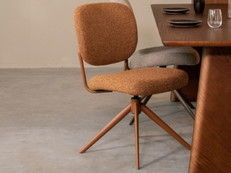 Eetkamerstoel Axton - coral - zonder arm - metaalkleur terra Moderne eetkamerstoel met warme Boucle bekleding en draaibare terrakleurige poten
