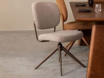Draaiende stoel met neutrale Boucle zitting en warme bronskleurige basis