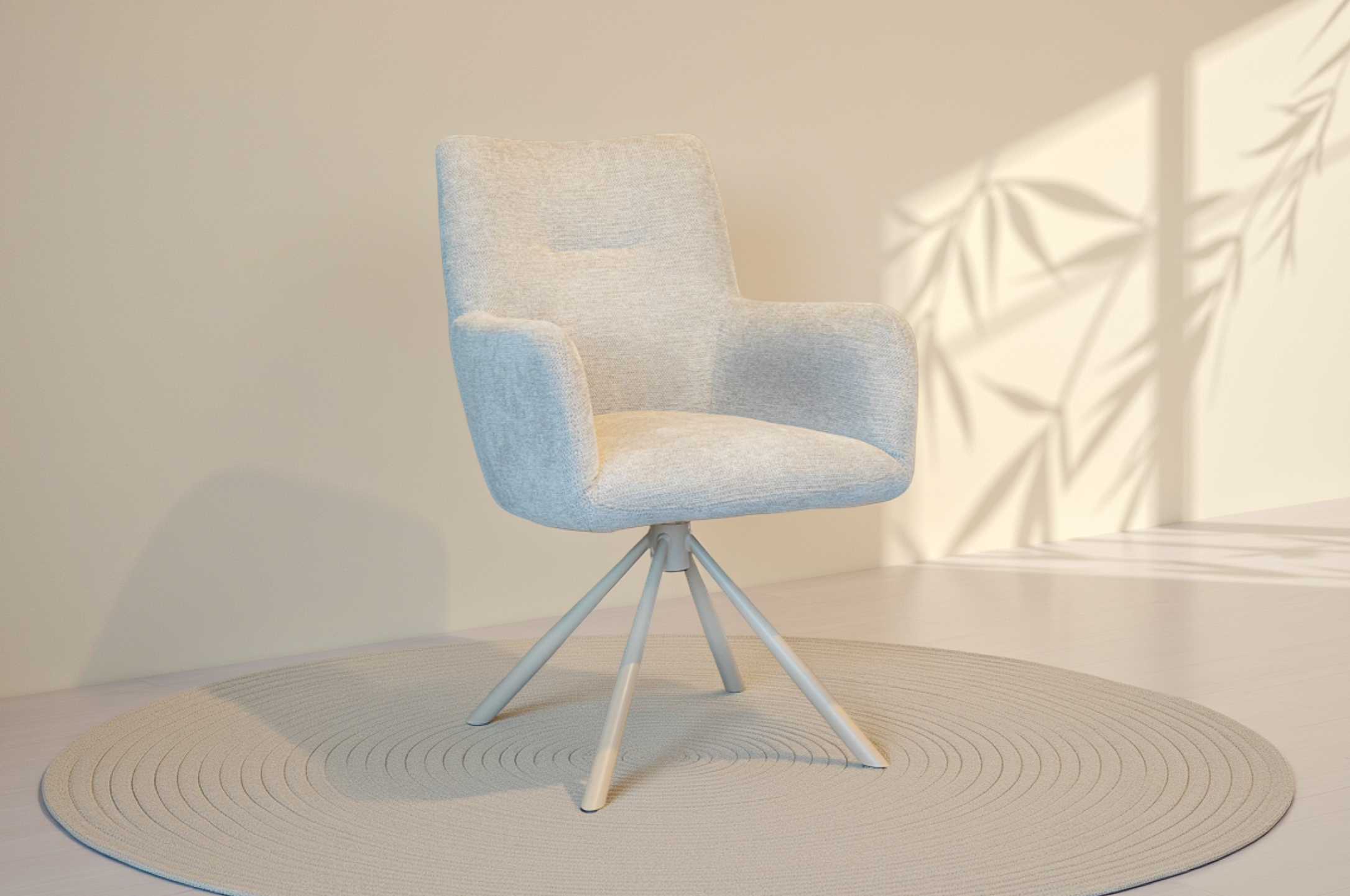 Lichtgrijze eetkamerstoel met armleuningen en draaibare metalen poten