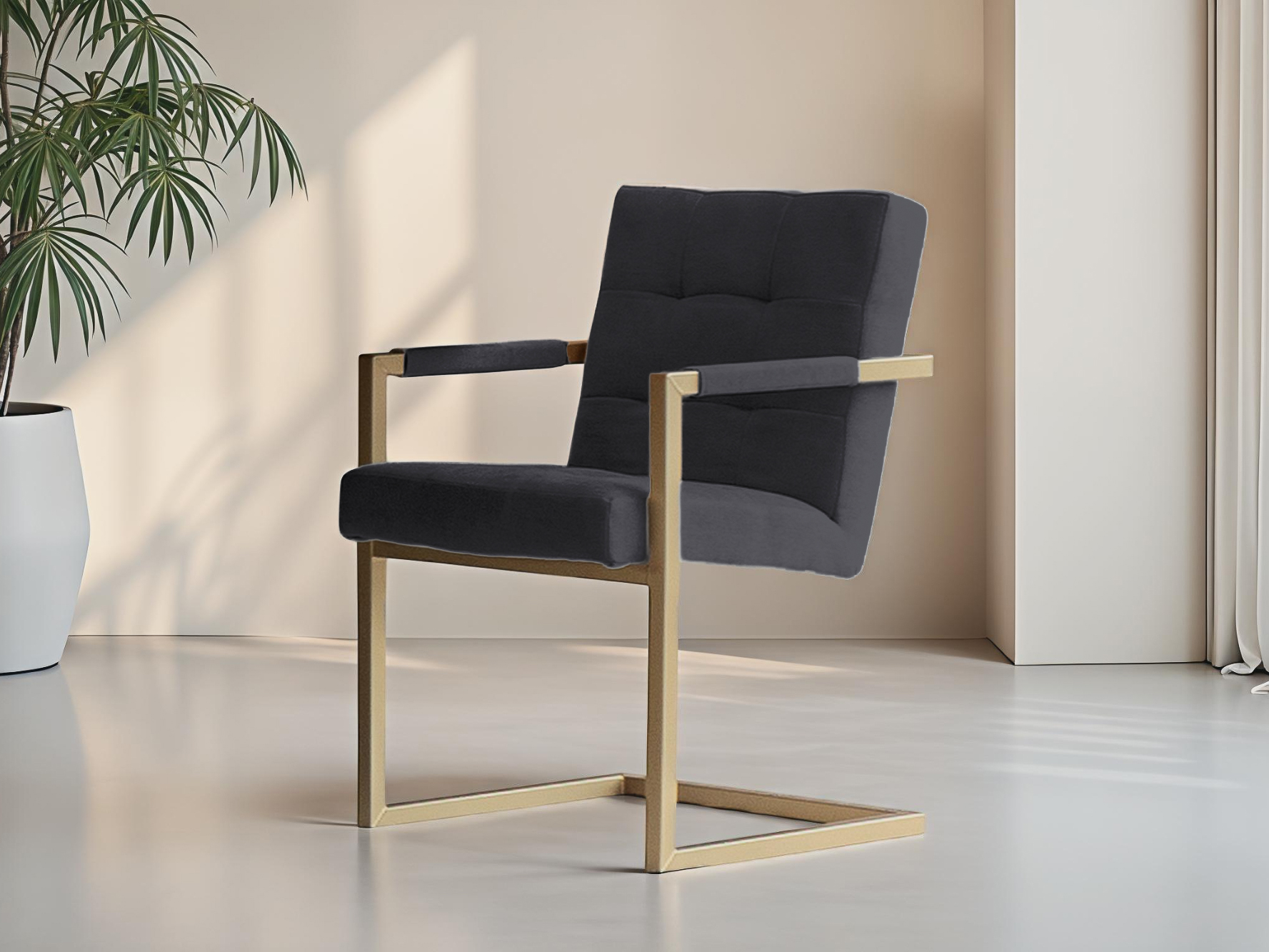 Donkergrijze eetkamerstoel met armleuningen en stevig metalen frame