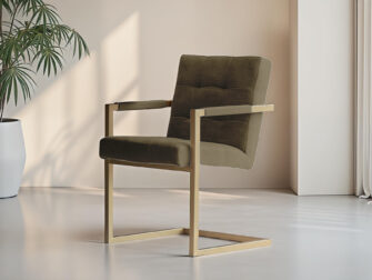 Warm groene eetkamerstoel met moderne uitstraling en armleuningen