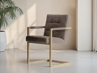 Zandkleurige eetkamerstoel met robuuste look