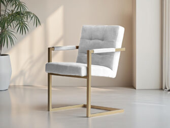 Klassieke eetkamerstoel in witte tint met strakke afwerking en metalen poten