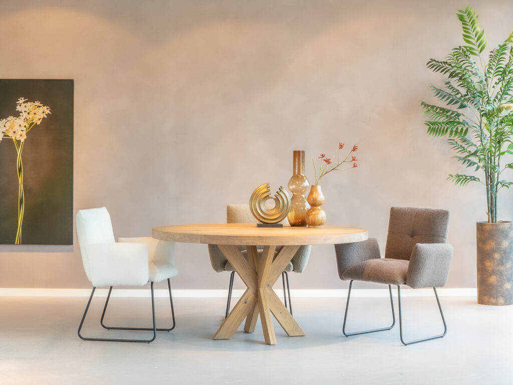 donker bruine eetkamerstoel met arm leuning in bouclé stof