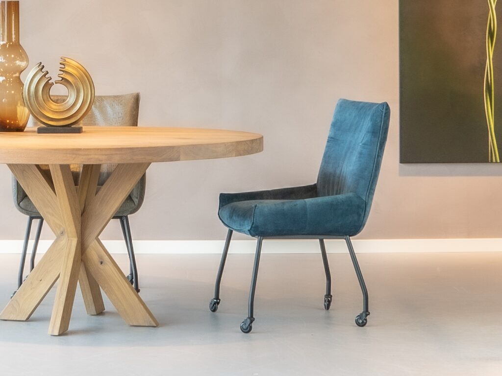 blauwe stoffen armstoel met wieltjes