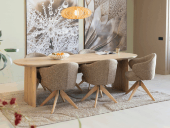 Eetkamerstoel met een brede zitting en gebogen rug voor extra comfort